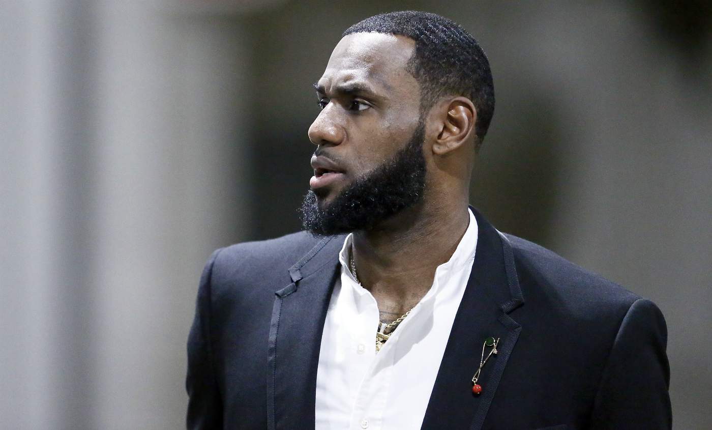 LeBron outré du trade d’Harrison Barnes en plein match