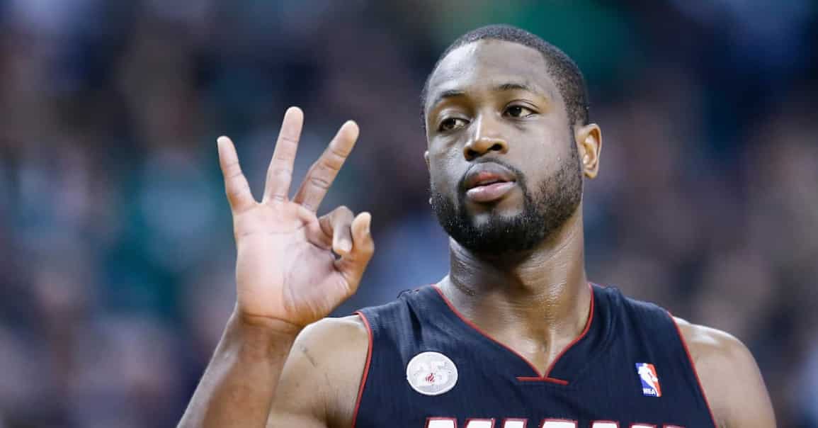 Dwyane Wade vole au secours de sa statue 😅