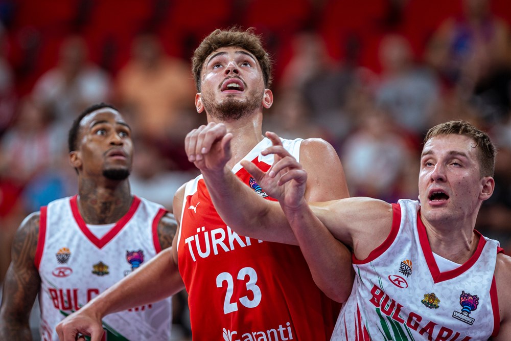 Alperen Sengun régale avec la Turquie, on voit qu’il a bossé avec Hakeem
